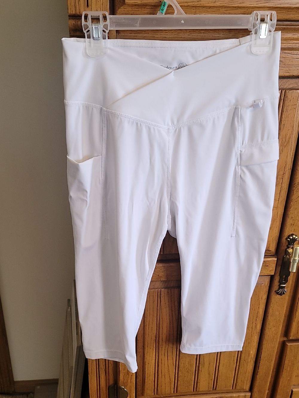 White V-Waist Athletic Capri Leggings with Side Pockets